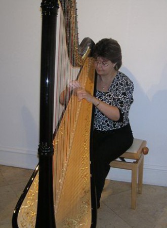 Gödöllőn, hárfát próbálva...